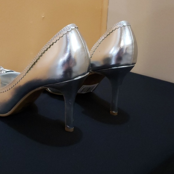 NWB 2.75 inch heels Silver shoes - Picture 4 of 4